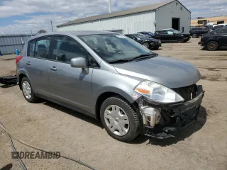 2011 Nissan Versa S z VIN 3N1BC1CP5BL464666, wystawiony jako Copart lot #55729825 z przebiegiem 246 951 mil mil oraz Czysty tytuł • Clean title. Historia ofert i sprzedaży dostępna na DreamBid. Obrazek 4.