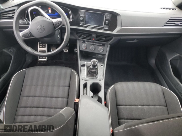 2024 Volkswagen Jetta Sport z VIN 3VWAM7BU7RM055585, wystawiony jako Copart lot #42109675 z przebiegiem 17 485 mil mil oraz Szkoda całkowita • Salvage title. Historia ofert i sprzedaży dostępna na DreamBid. Obrazek 8.