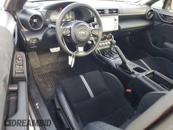 2023 Toyota 86 Premium z VIN JF1ZNBF13P8764107, wystawiony jako Copart lot #60854725 z przebiegiem 4 990 mil mil oraz Czysty tytuł • Clean title. Historia ofert i sprzedaży dostępna na DreamBid. Obrazek 8.