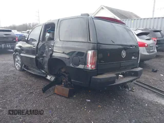 2002 Cadillac Escalade z VIN 1GYEK63N62R205809, wystawiony jako IAAI lot #41090723 z przebiegiem 180 631 mil mil oraz . Historia ofert i sprzedaży dostępna na DreamBid. Obrazek 3.