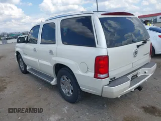 2005 Cadillac Escalade z VIN 1GYEC63T55R115387, wystawiony jako IAAI lot #41791855 z przebiegiem 165 246 mil mil oraz . Historia ofert i sprzedaży dostępna na DreamBid. Obrazek 3.