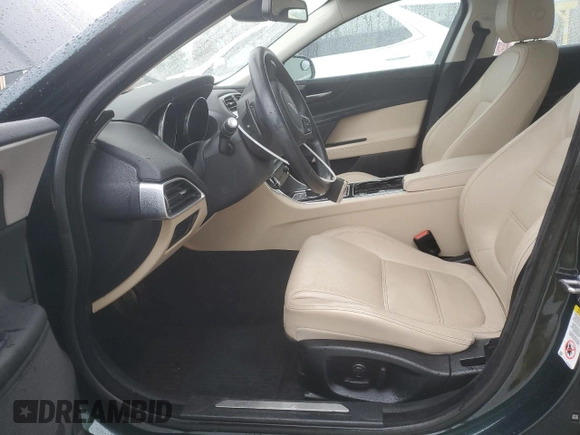 2017 Jaguar XE 35t Prestige z VIN SAJAK4BV0HA975202, wystawiony jako Copart lot #52014465 z przebiegiem 19 476 mil mil oraz Szkoda całkowita • Salvage title. Historia ofert i sprzedaży dostępna na DreamBid. Obrazek 7.