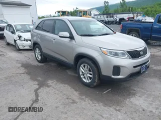 2014 Kia Sorento LX z VIN 5XYKT3A69EG495031, wystawiony jako IAAI lot #42258552 z przebiegiem 93 121 mil mil oraz . Historia ofert i sprzedaży dostępna na DreamBid. Obrazek 1.