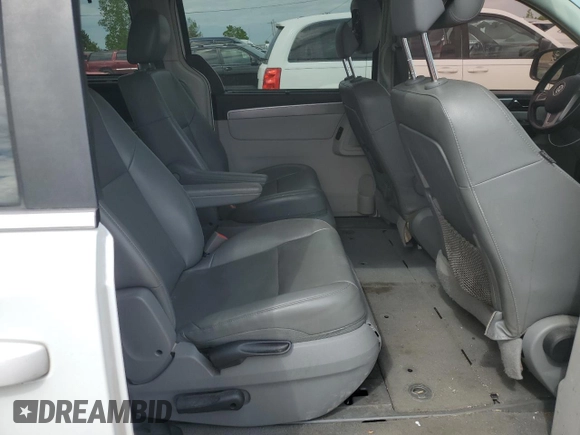 2014 Volkswagen Routan SE z VIN 2C4RVABG0ER134352, wystawiony jako Copart lot #58467235 z przebiegiem 161 822 mil mil oraz Czysty tytuł • Clean title. Historia ofert i sprzedaży dostępna na DreamBid. Obrazek 11.