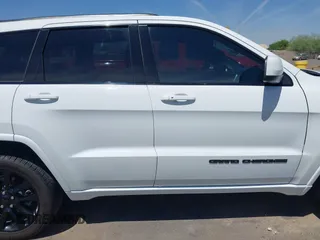2018 Jeep Grand Cherokee Altitude z VIN 1C4RJEAG8JC380640, wystawiony jako IAAI lot #42336318 z przebiegiem 109 675 mil mil oraz . Historia ofert i sprzedaży dostępna na DreamBid. Obrazek 14.