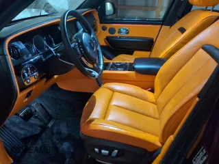 2023 Rolls-Royce Cullinan z VIN SLATV4C02PU220042, wystawiony jako Copart lot #73976404 z przebiegiem Nie podano mil oraz Nie do naprawy. Historia ofert i sprzedaży dostępna na DreamBid. Obrazek 7.