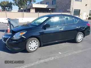 2016 Nissan Versa S z VIN 3N1CN7APXGL828172, wystawiony jako IAAI lot #40830717 z przebiegiem 53 910 mil mil oraz . Historia ofert i sprzedaży dostępna na DreamBid. Obrazek 2.