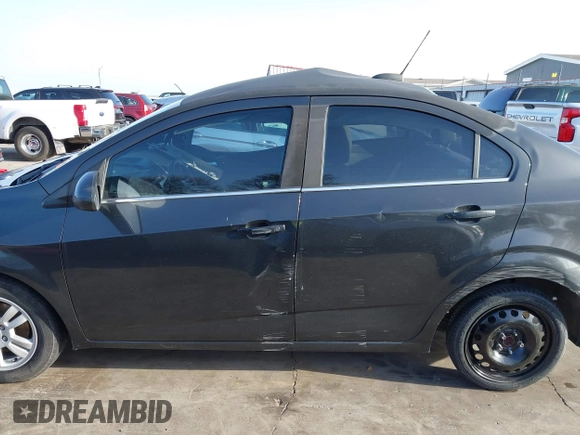 2015 Chevrolet Sonic LT z VIN 1G1JC5SB1F4128426, wystawiony jako IAAI lot #41739238 z przebiegiem 121 717 mil mil oraz . Historia ofert i sprzedaży dostępna na DreamBid. Obrazek 15.