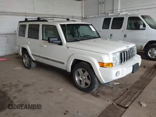 2010 Jeep Commander z VIN 1J4RG4GT7AC130135, wystawiony jako IAAI lot #42436053 z przebiegiem 103 482 mil mil oraz . Historia ofert i sprzedaży dostępna na DreamBid. Obrazek 1.
