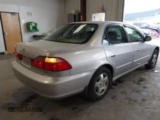 1998 Honda Accord EX z VIN 1HGCG1651WA805964, wystawiony jako IAAI lot #42320827 z przebiegiem 239 279 mil mil oraz . Historia ofert i sprzedaży dostępna na DreamBid. Obrazek 4.