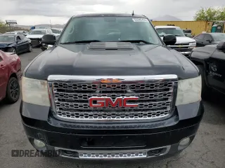 2011 GMC Sierra 2500HD Denali z VIN 1GT125C81BF106180, wystawiony jako Copart lot #55342435 z przebiegiem 174 738 mil mil oraz Szkoda całkowita • Salvage title. Historia ofert i sprzedaży dostępna na DreamBid. Obrazek 5.
