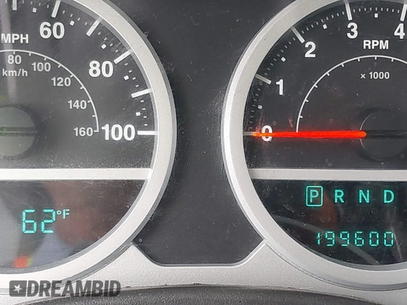 2008 Jeep Wrangler Unlimited Sahara z VIN 1J8GA59138L525836, wystawiony jako IAAI lot #42116359 z przebiegiem 199 600 mil mil oraz . Historia ofert i sprzedaży dostępna na DreamBid. Obrazek 16.