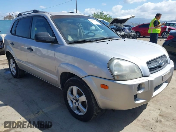 2005 Hyundai Tucson GL with VIN KM8JM12B95U097899, listed as a IAAI auction lot 41953290 with 111,090 mi miles. Bid and sale history available at carsss.com. Image 1.