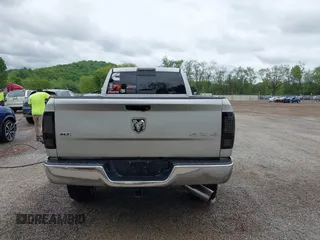 2013 Ram 2500 SLT z VIN 3C6UR5JL9DG571444, wystawiony jako IAAI lot #42210589 z przebiegiem 143 029 mil mil oraz . Historia ofert i sprzedaży dostępna na DreamBid. Obrazek 16.
