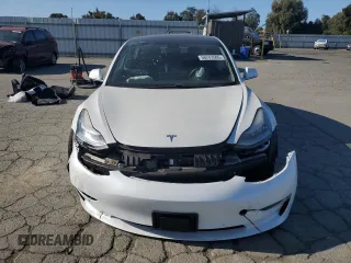 2019 Tesla Model 3 Mid Range z VIN 5YJ3E1EA7KF326727, wystawiony jako Copart lot #56243505 z przebiegiem 49 009 mil mil oraz Szkoda całkowita • Salvage title. Historia ofert i sprzedaży dostępna na DreamBid. Obrazek 5.