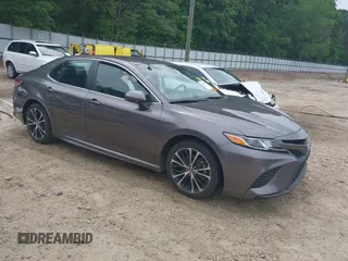 2018 Toyota Camry LE z VIN 4T1B11HK4JU673980, wystawiony jako IAAI lot #42166102 z przebiegiem 99 868 mil mil oraz . Historia ofert i sprzedaży dostępna na DreamBid. Obrazek 1.