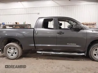 2013 Toyota Tundra z VIN 5TFUM5F11DX045948, wystawiony jako IAAI lot #41687797 z przebiegiem 177 579 mil mil oraz . Historia ofert i sprzedaży dostępna na DreamBid. Obrazek 13.