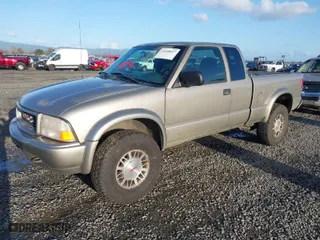 2001 GMC Sonoma with VIN 1GTCT19W918115779, listed as a IAAI auction lot 41648617 with 168,900 mi miles. Bid and sale history available at carsss.com. Image 2.