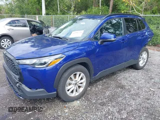 2022 Toyota Corolla Cross LE z VIN 7MUBAAAG0NV011047, wystawiony jako IAAI lot #41996725 z przebiegiem 56 935 mil mil oraz . Historia ofert i sprzedaży dostępna na DreamBid. Obrazek 2.