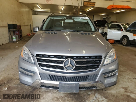2015 Mercedes-Benz M 350 z VIN 4JGDA5HB1FA461711, wystawiony jako Copart lot #61051895 z przebiegiem 278 877 mil mil oraz Czysty tytuł • Clean title. Historia ofert i sprzedaży dostępna na DreamBid. Obrazek 5.