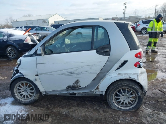 2013 Smart fortwo Pure with VIN WMEEJ3BA7DK596875, listed as a IAAI auction lot 41601623 with 1 mi miles. Bid and sale history available at carsss.com. Image 13.