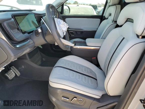 2023 Rivian R1S Adventure z VIN 7PDSGABA1PN021963, wystawiony jako Copart lot #43451105 z przebiegiem 165 mil mil oraz Szkody całkowita. Historia ofert i sprzedaży dostępna na DreamBid. Obrazek 7.
