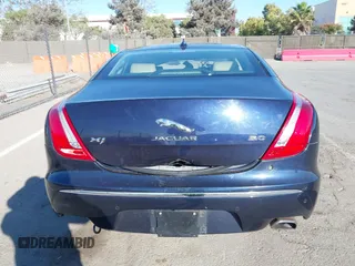 2015 Jaguar XJ with VIN SAJWA1CZ8F8V82299, listed as a IAAI auction lot 40586325 with 1 mi miles. Bid and sale history available at carsss.com. Image 15.