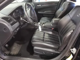 2020 Chrysler 300 S z VIN 2C3CCABGXLH145751, wystawiony jako Copart lot #46607105 z przebiegiem 75 546 mil mil oraz Szkoda całkowita • Salvage title. Historia ofert i sprzedaży dostępna na DreamBid. Obrazek 7.