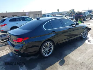 2021 BMW 5 Series 530i с VIN WBA53BH05MWX01307, выставлен на аукционе IAAI как лот 41755966 с пробегом 73 780 миль миль и . История ставок и продаж доступна на DreamBid. Изображение 4.