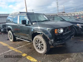 2024 Toyota Land Cruiser z VIN JTEABFAJXR5000348, wystawiony jako IAAI lot #41195731 z przebiegiem 3959 mil mil oraz . Historia ofert i sprzedaży dostępna na DreamBid. Obrazek 1.