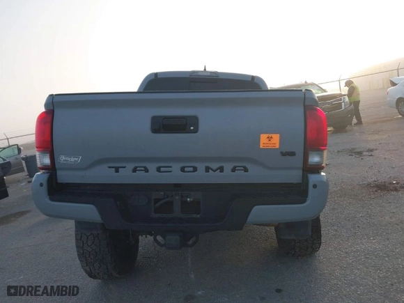 2018 Toyota Tacoma SR5 with VIN 5TFAZ5CN7JX058467, listed as a IAAI auction lot 41774036 with NaN miles. Bid and sale history available at carsss.com. Image 15.