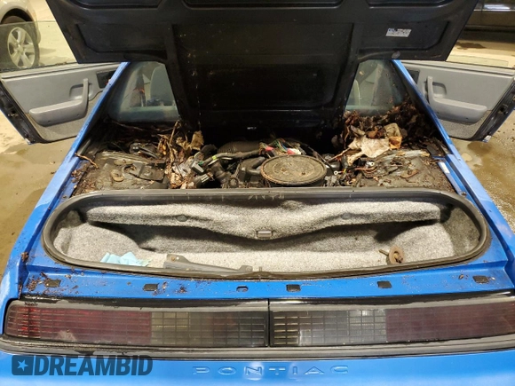 1987 Pontiac Fiero z VIN 1G2PF11R6HP237261, wystawiony jako Copart lot #85061534 z przebiegiem Nie podano mil oraz Czysty tytuł • Clean title. Historia ofert i sprzedaży dostępna na DreamBid. Obrazek 11.