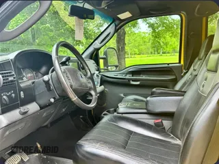 2006 Ford F-350 XL z VIN 1FTWW31P56EC45345, wystawiony jako Copart lot #52298495 z przebiegiem 69 876 mil mil oraz Czysty tytuł • Clean title. Historia ofert i sprzedaży dostępna na DreamBid. Obrazek 7.