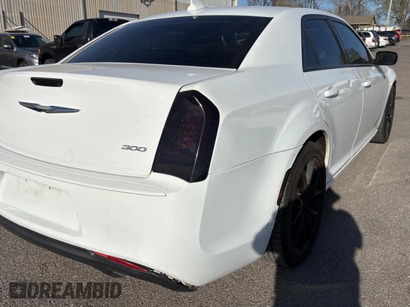 2018 Chrysler 300 Touring z VIN 2C3CCAAG0JH281983, wystawiony jako Copart lot #50268725 z przebiegiem 209 195 mil mil oraz Czysty tytuł • Clean title. Historia ofert i sprzedaży dostępna na DreamBid. Obrazek 4.