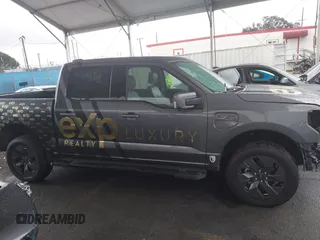 2022 Ford F-150 Lightning Pro z VIN 1FTVW1EL8NWG14070, wystawiony jako IAAI lot #41776980 z przebiegiem 14 812 mil mil oraz . Historia ofert i sprzedaży dostępna na DreamBid. Obrazek 14.