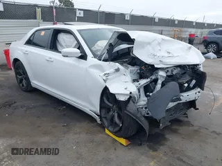 2022 Chrysler 300 S z VIN 2C3CCABG0NH190751, wystawiony jako IAAI lot #41782941 z przebiegiem Nie podano mil oraz . Historia ofert i sprzedaży dostępna na DreamBid. Obrazek 1.