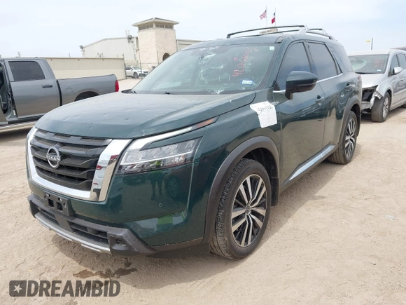 2023 Nissan Pathfinder Platinum z VIN 5N1DR3DH7PC275524, wystawiony jako IAAI lot #42061025 z przebiegiem 22 670 mil mil oraz . Historia ofert i sprzedaży dostępna na DreamBid. Obrazek 2.