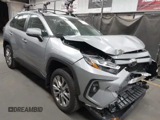 2025 Toyota RAV4 XLE Premium z VIN 2T3A1RFV9SW522259, wystawiony jako IAAI lot #42101238 z przebiegiem 1 479 mil mil oraz . Historia ofert i sprzedaży dostępna na DreamBid. Obrazek 1.