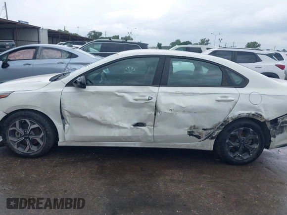 2020 Kia Forte LXS z VIN 3KPF24AD9LE208838, wystawiony jako IAAI lot #42149658 z przebiegiem 160 793 mil mil oraz . Historia ofert i sprzedaży dostępna na DreamBid. Obrazek 6.