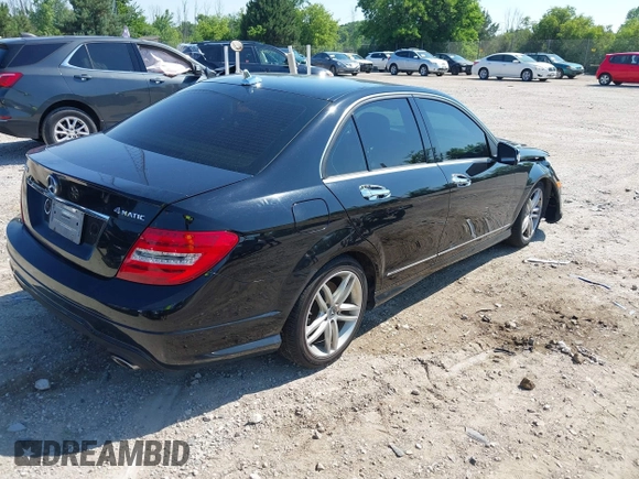 2013 Mercedes-Benz C 300 Sport z VIN WDDGF8AB7DR286299, wystawiony jako IAAI lot #42646185 z przebiegiem 108 569 mil mil oraz . Historia ofert i sprzedaży dostępna na DreamBid. Obrazek 4.