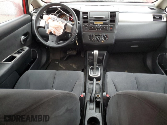2009 Nissan Versa S z VIN 3N1BC13E99L468566, wystawiony jako Copart lot #58661845 z przebiegiem 141 822 mil mil oraz Czysty tytuł • Clean title. Historia ofert i sprzedaży dostępna na DreamBid. Obrazek 8.