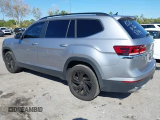 2022 Volkswagen Atlas SE z VIN 1V2HR2CA9NC518394, wystawiony jako IAAI lot #41702134 z przebiegiem 28 685 mil mil oraz . Historia ofert i sprzedaży dostępna na DreamBid. Obrazek 3.