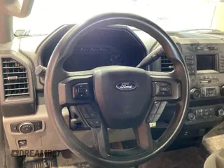 2019 Ford F-150 XL z VIN 1FTMF1CB0KKD36063, wystawiony jako IAAI lot #42459469 z przebiegiem 104 067 mil mil oraz . Historia ofert i sprzedaży dostępna na DreamBid. Obrazek 7.