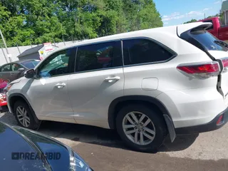 2015 Toyota Highlander LE z VIN 5TDBKRFH6FS094959, wystawiony jako IAAI lot #42335431 z przebiegiem 110 778 mil mil oraz . Historia ofert i sprzedaży dostępna na DreamBid. Obrazek 14.