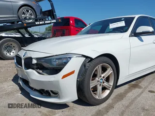 2015 BMW 3 Series 320i xDrive z VIN WBA3C3C52FP663676, wystawiony jako IAAI lot #42650794 z przebiegiem 99 774 mil mil oraz . Historia ofert i sprzedaży dostępna na DreamBid. Obrazek 6.