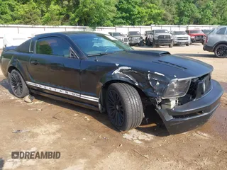 2005 Ford Mustang Deluxe z VIN 1ZVFT80N455247055, wystawiony jako IAAI lot #42049726 z przebiegiem 182 342 mil mil oraz . Historia ofert i sprzedaży dostępna na DreamBid. Obrazek 1.