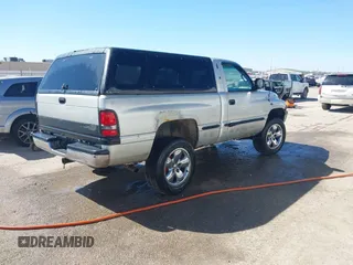 1998 Dodge 1500 z VIN 1B7HF16Y2WS556490, wystawiony jako IAAI lot #41734400 z przebiegiem 218 082 mil mil oraz . Historia ofert i sprzedaży dostępna na DreamBid. Obrazek 4.