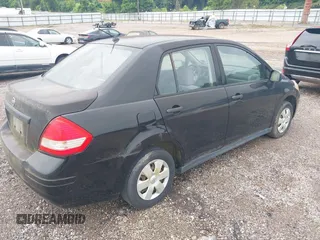 2009 Nissan Versa 1.6 z VIN 3N1CC11E29L453804, wystawiony jako IAAI lot #42447783 z przebiegiem 62 781 mil mil oraz . Historia ofert i sprzedaży dostępna na DreamBid. Obrazek 4.