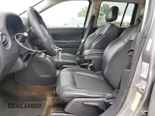 2016 Jeep Compass Sport SE z VIN 1C4NJCBA1GD634477, wystawiony jako Copart lot #50922425 z przebiegiem 141 375 mil mil oraz Szkoda całkowita • Salvage title. Historia ofert i sprzedaży dostępna na DreamBid. Obrazek 7.
