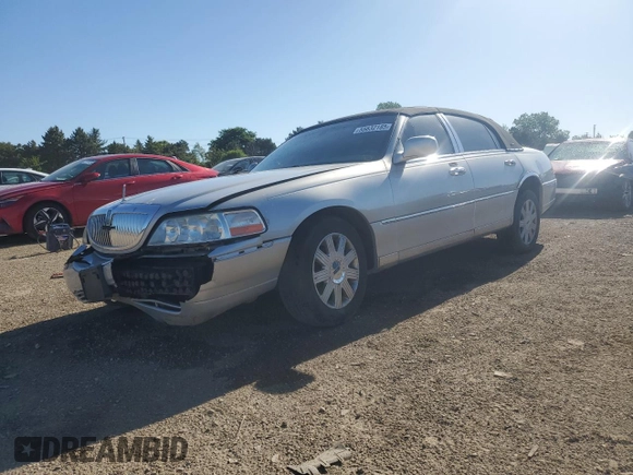 2004 Lincoln Town Car Ultimate z VIN 1LNHM83W94Y625182, wystawiony jako Copart lot #55632185 z przebiegiem 179 597 mil mil oraz Szkoda całkowita • Salvage title. Historia ofert i sprzedaży dostępna na DreamBid. Obrazek 1.